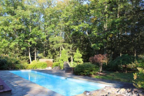 Woodstock Retreat- Heated Pool/Hot Tub/FirePit